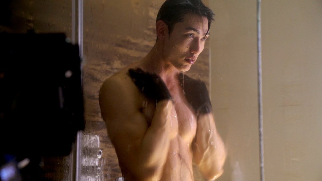 男星賴東賢拍洗澡戲露出驚人的八塊腹肌。圖／Vidol提供