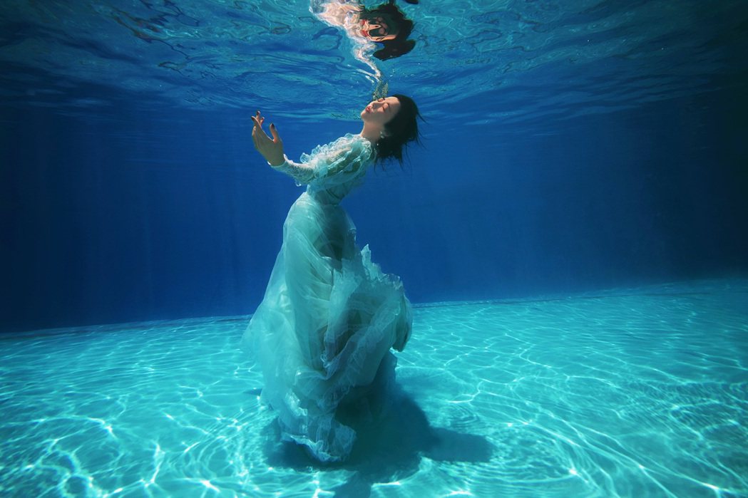 邵雨薇體驗水下攝影。圖／多曼尼提供