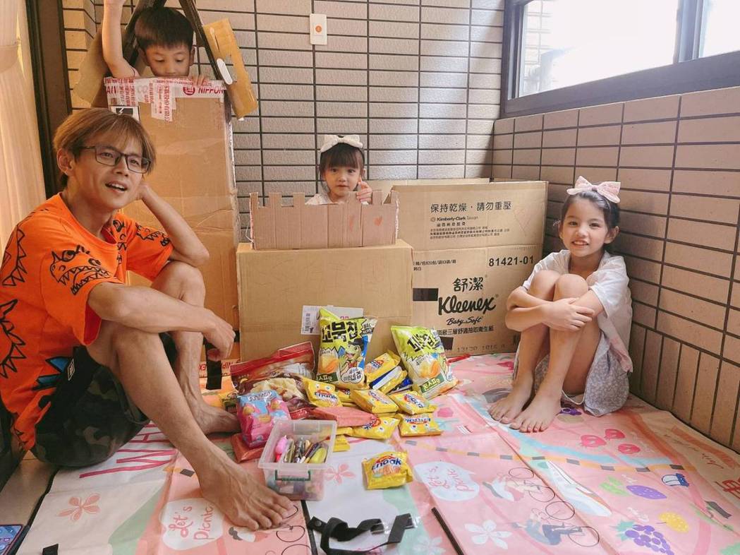 阿翔與小孩在自家陽台偽露營。圖／時代創藝提供