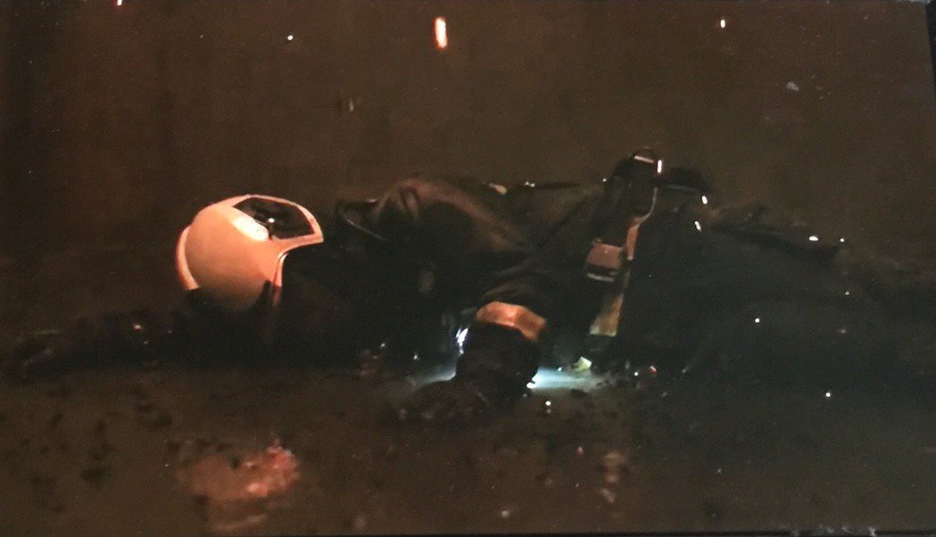 林柏宏飾演的消防員張志遠掉落電梯井。圖／翻攝Netflix