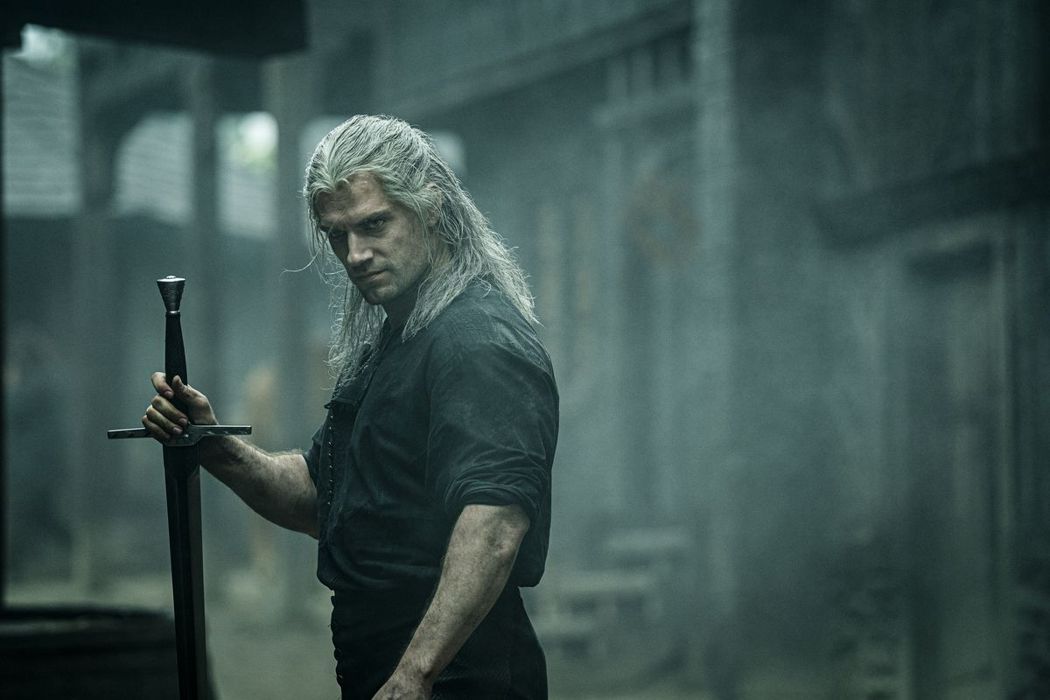 亨利卡維爾在「獵魔士」中是長髮劍客的扮相。圖／摘自Netflix