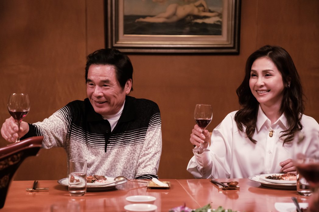 雷洪（左）在新戲「日蝕遊戲」中與梁佑南飾演夫妻，是一家企業董事長。圖／民視提供