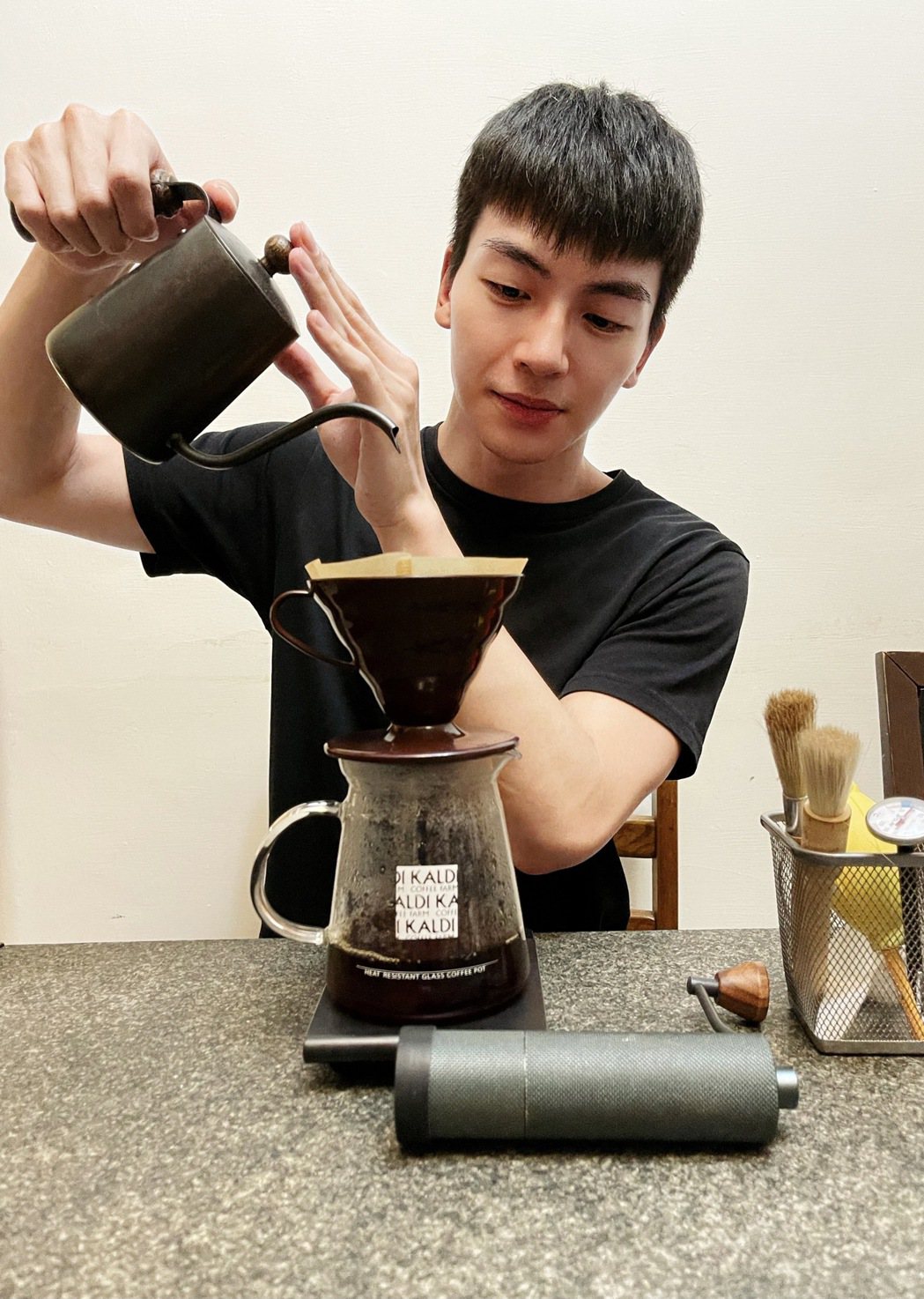 張洛偍宅在家做手沖咖啡。圖／周子娛樂提供