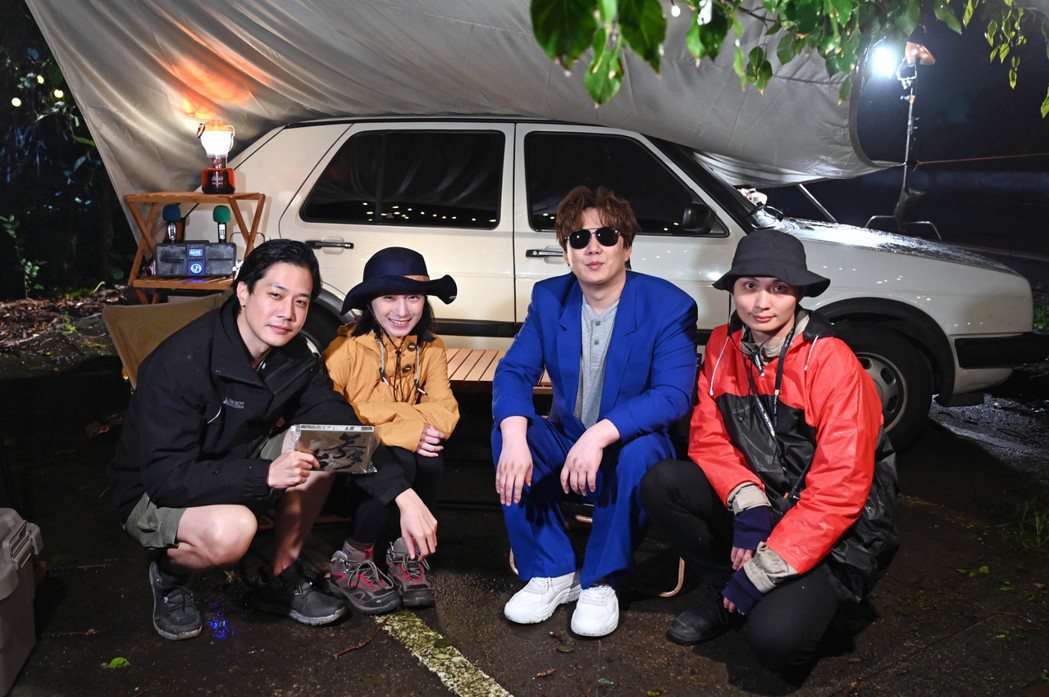 蕭煌奇(右二)和薛仕凌(左起)、葉辰莛、導演殷振豪合作。圖／環球音樂提供