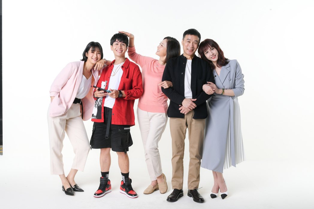 賴雅妍（左起）、林孫煜豪、劉瑞琪、李天柱、魏蔓在「三隻小豬的逆襲」中飾演一家人。...