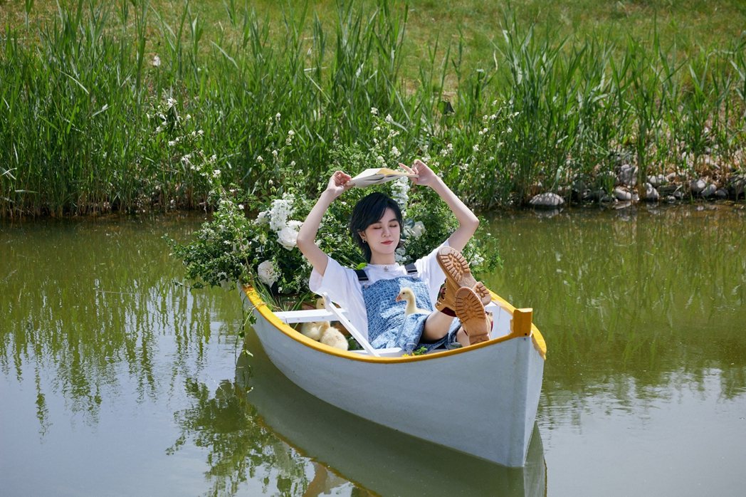 郁可唯搭乘小船拍攝MV。圖／華研國際提供