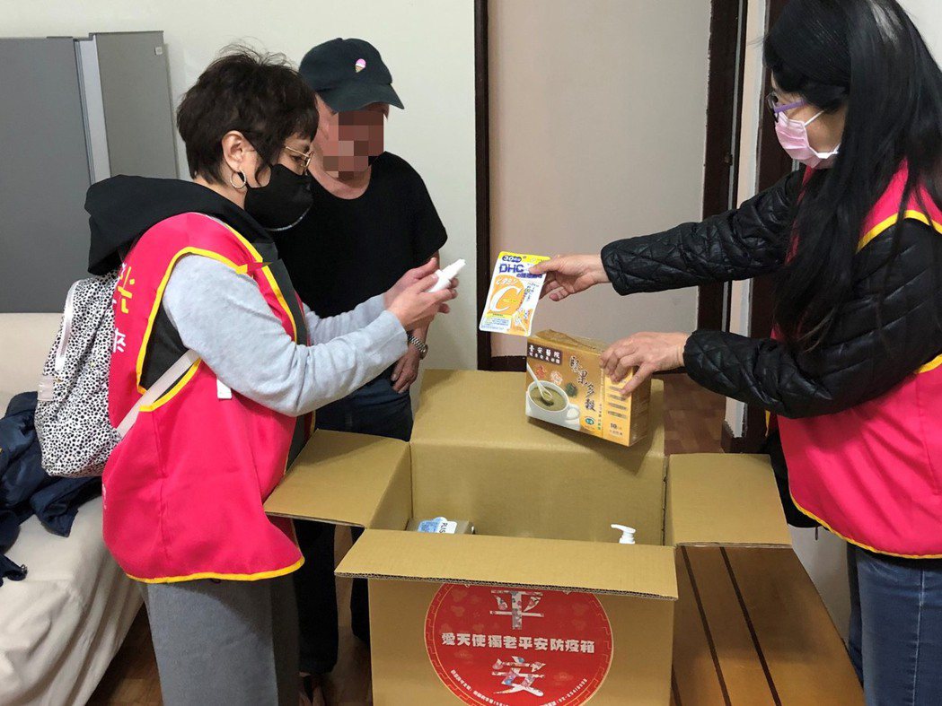 協會幫忙分送物資。圖／台灣優質生命協會提供