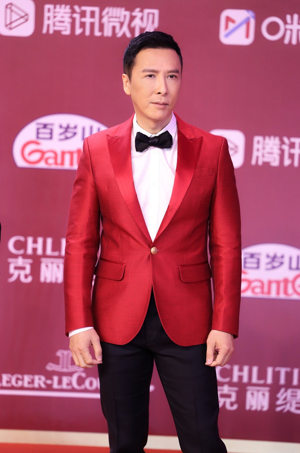 甄子丹穿著紅色西裝，霸氣出席「怒火」上海國際電影節宣傳。圖／華映提供