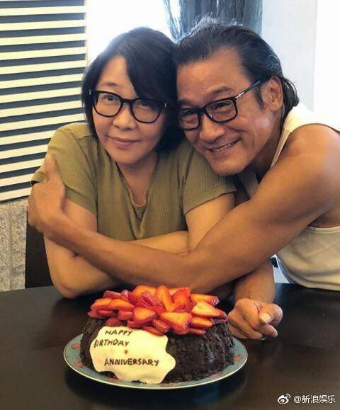 梁家輝(右)和江嘉年(左)結婚34年，是演藝圈模範夫妻。圖／摘自微博