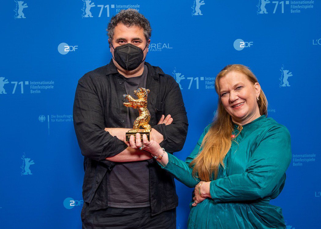 導演哈都裘德（左）上台領獎時，一度戴上黑口罩。圖／海鵬提供