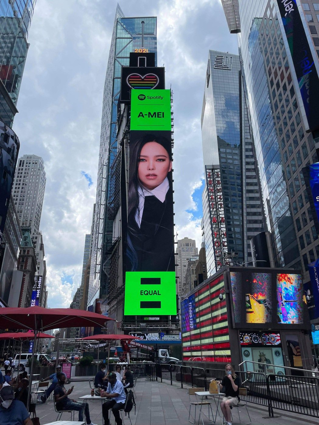 張惠妹躍上美國紐約時代廣場的巨型LED屏幕，替女性平權發聲。圖／EMI提供