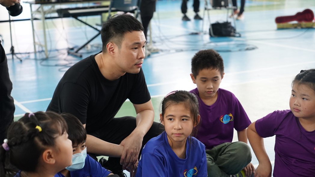 陳威全發起偏鄉創作營計畫，到偏鄉小學與孩童們分享音樂創作。圖／上行娛樂提供
