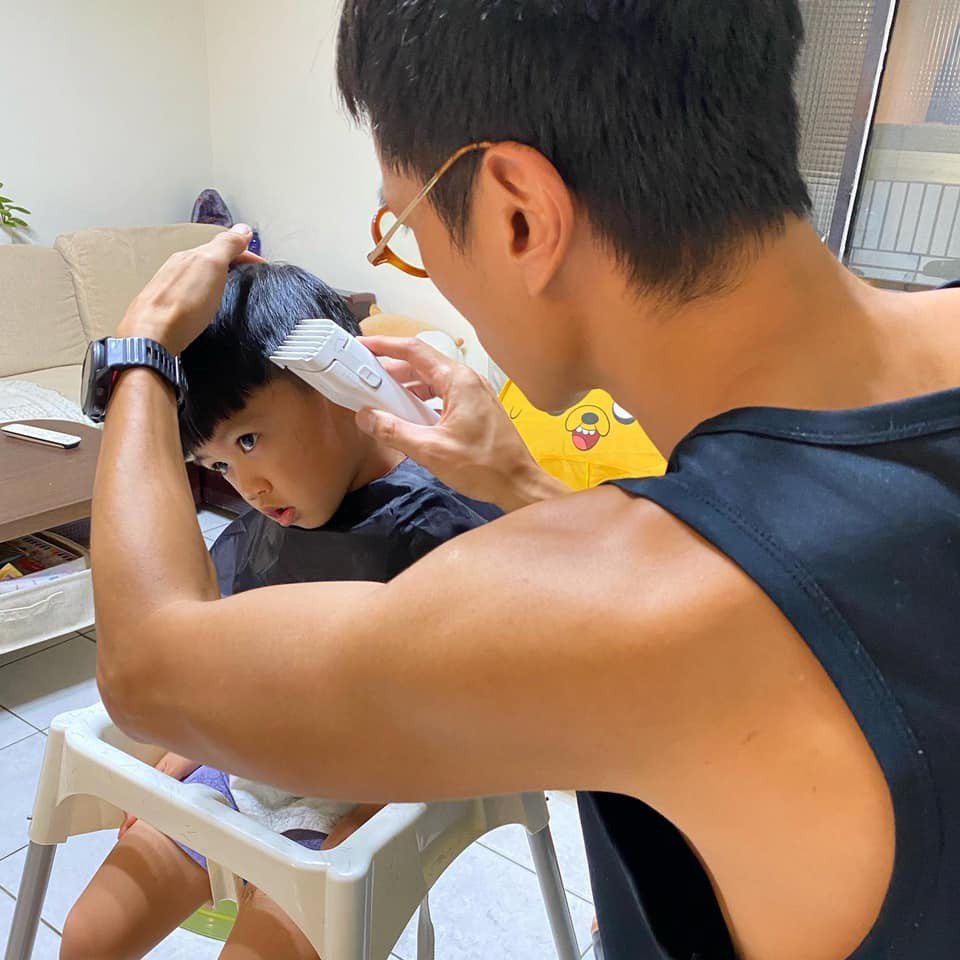 鍾承翰幫兒子剪頭髮。圖／摘自臉書