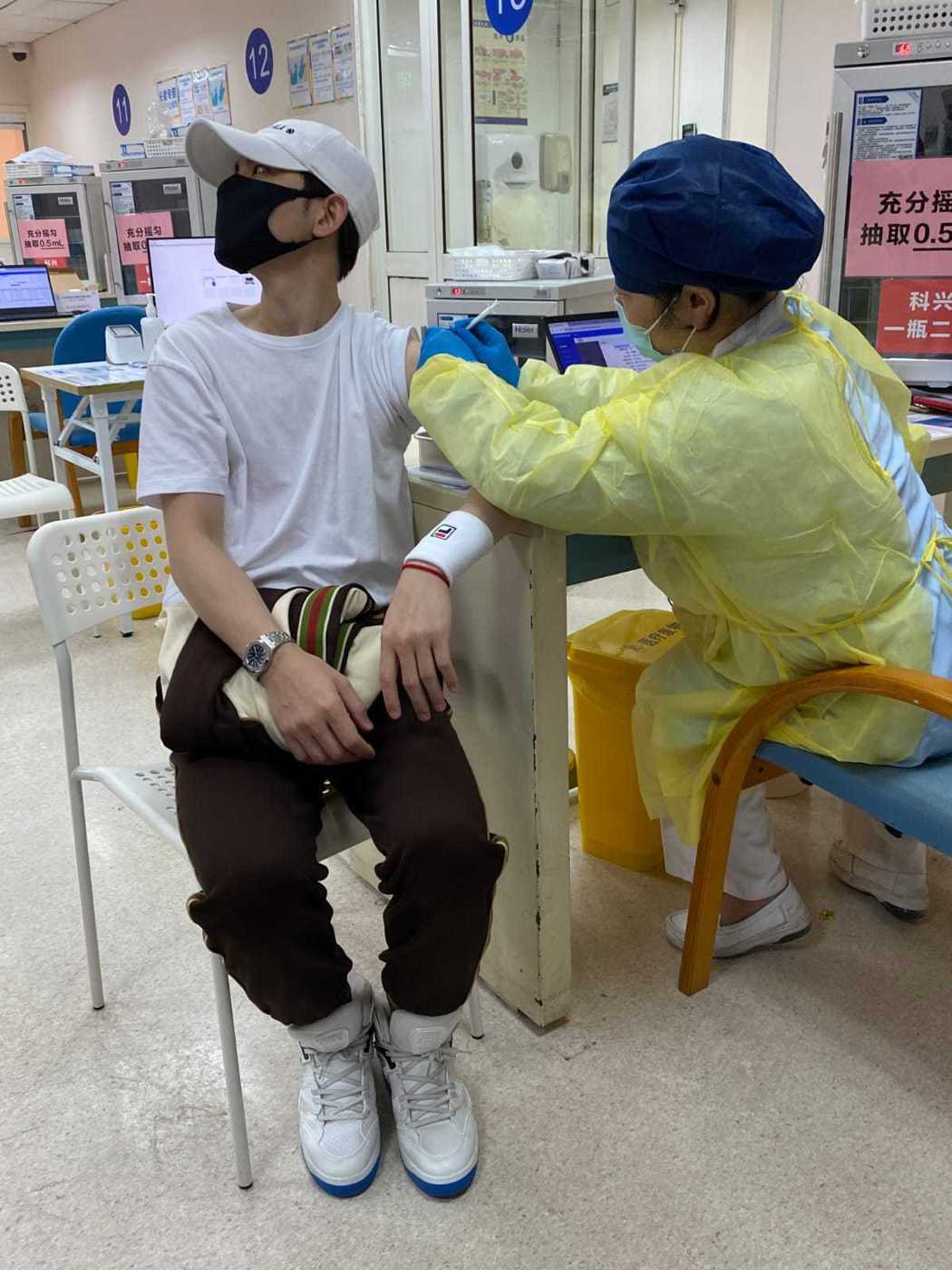 蕭敬騰24日在上海完成第2劑疫苗施打。圖/讀者提供