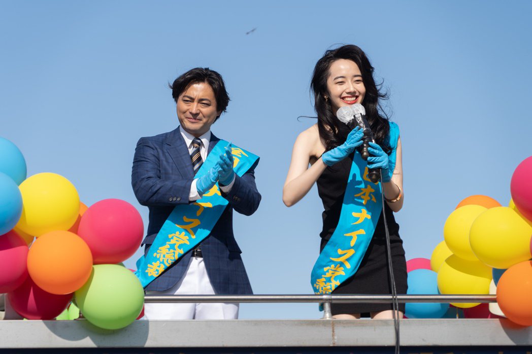 山田孝之(左)與森田望智雙雙回歸「AV帝王」第2季。圖／Netflix提供