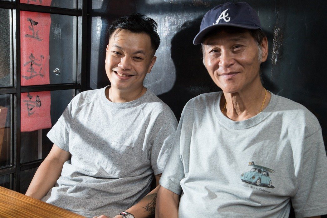 喜翔(右)去年曾與「蚵豐村」導演林龍吟一起在自己開的咖啡店受訪，如今受疫情影響已...