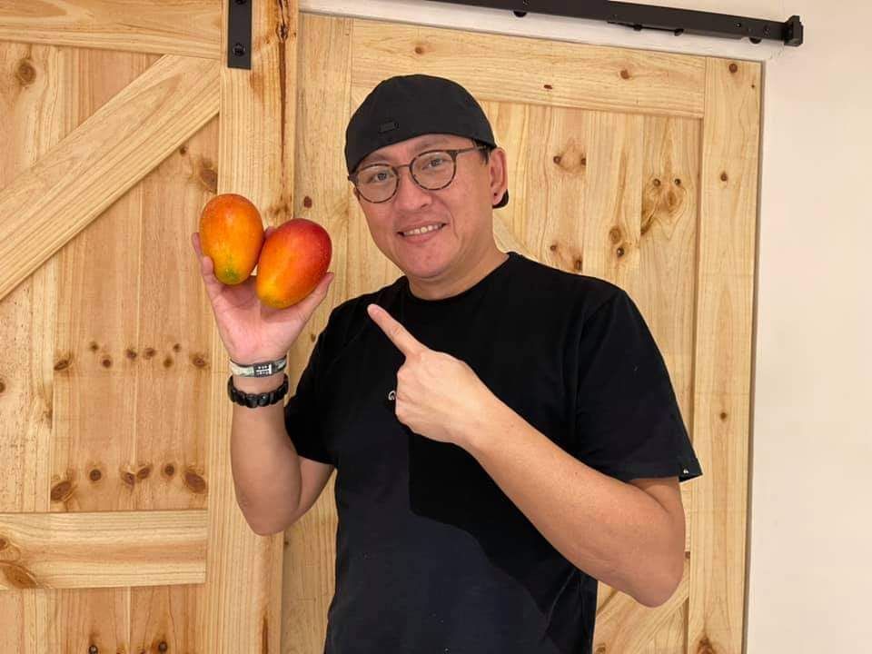 詹姆士要大家放心吃芒果。圖／摘自臉書