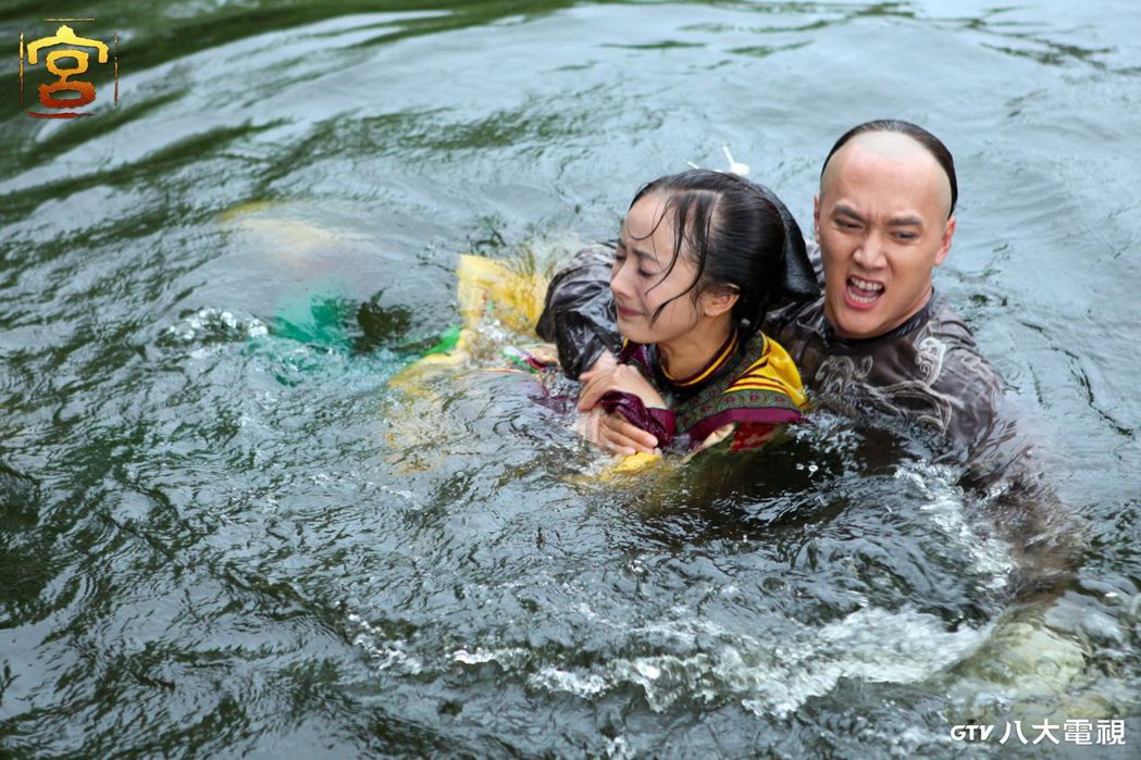 馮紹峰在「宮」劇中（右）搶救落水的楊冪，過程狀況不斷。圖／八大電視提供