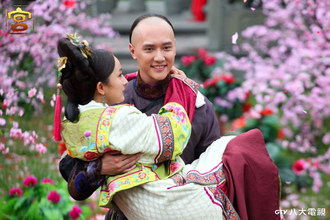 馮紹峰（右）、楊冪合作第三部作品「宮」之後，2人成為好友。圖／八大電視提供