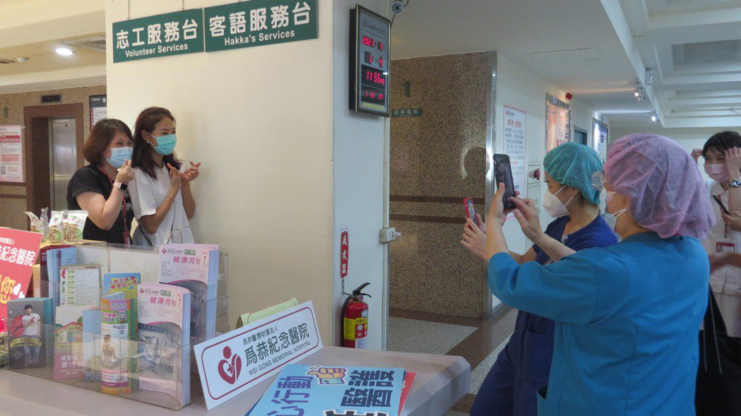 藝人賈永婕今天到苗栗縣頭份市為恭紀念醫院捐贈電子影像喉頭鏡，受到熱烈歡迎，她也親...