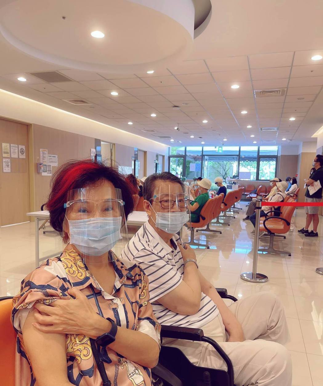 胡錦(左)和顧安生今天去打了莫德納疫苗。圖／摘自臉書
