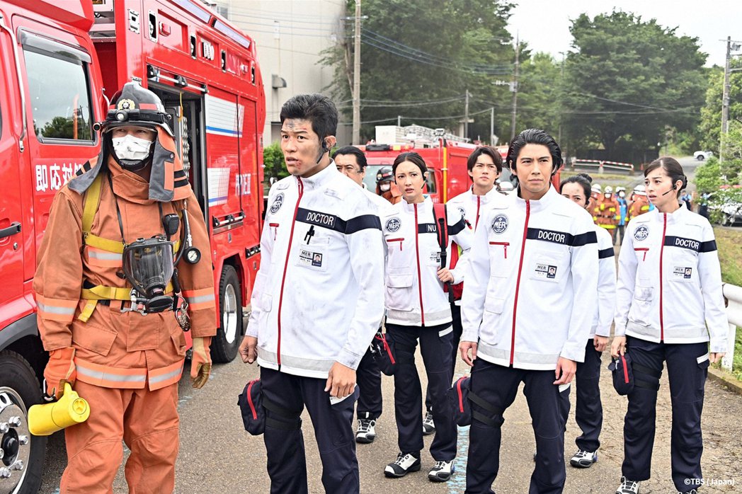 鈴木亮平(左二)率領團隊搶救生命。圖／friDay影音提供
