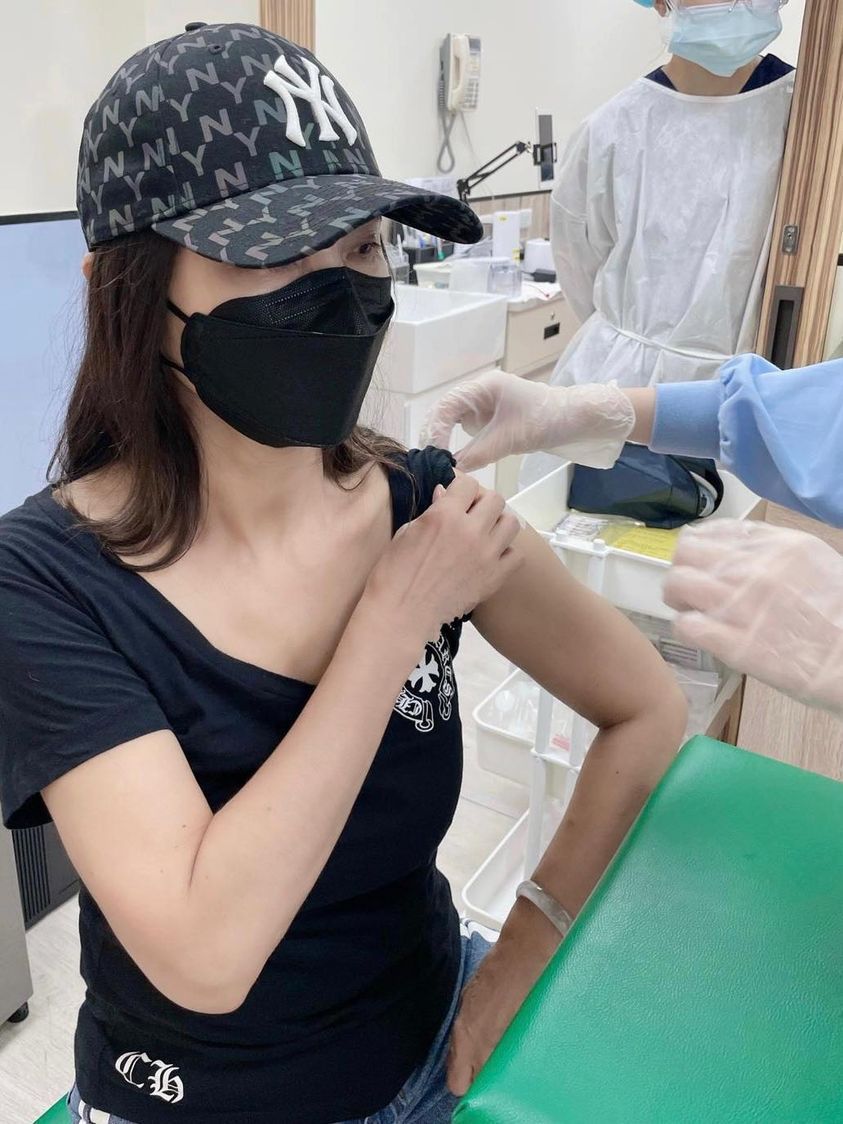 陳美鳳秀出施打疫苗的照片。圖／摘自臉書