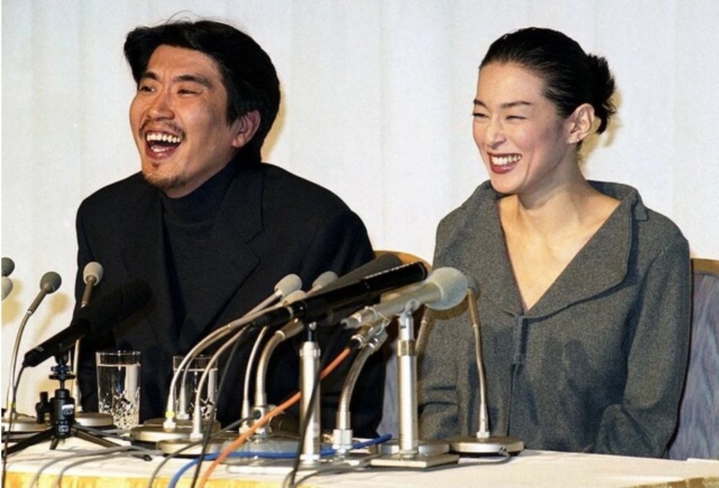 石橋貴明與鈴木保奈美在結婚記者會上笑得開心。圖／摘自Sponichi Annex