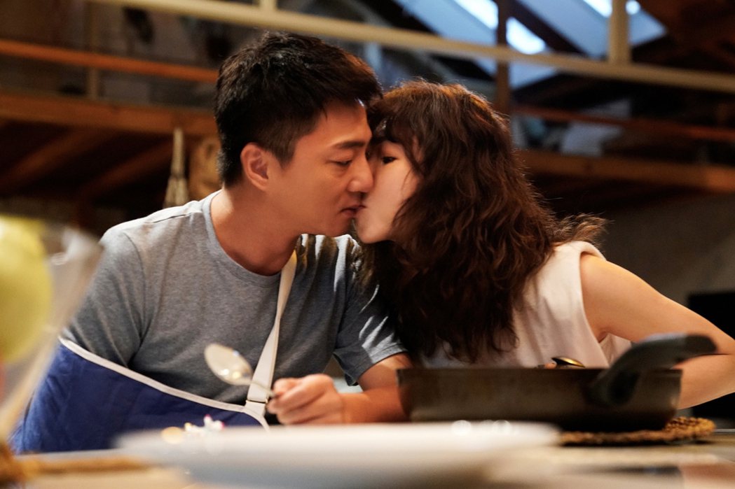 謝盈萱（右）、藍葦華在「俗女2」拍攝同桌吃飯戲，親暱自然親吻。圖／華視、CATC...