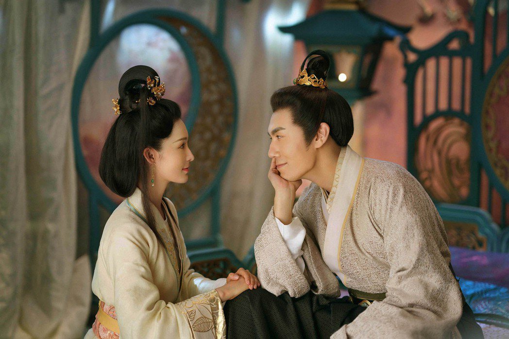 「錦繡南歌」由李沁(左)、秦昊主演。圖／中天娛樂台提供