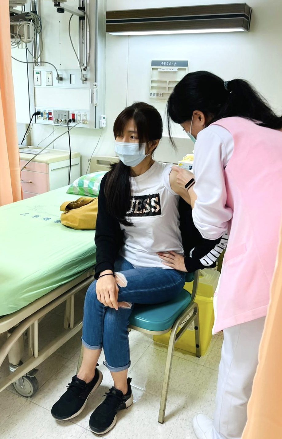 吳鈴山老婆黃崇蘭3月時接受高端疫苗臨床測試。圖／吳鈴山提供
