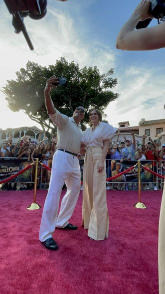 巨石強森、艾蜜莉布朗特在「叢林奇航」首映會與粉絲同歡。圖／迪士尼提供