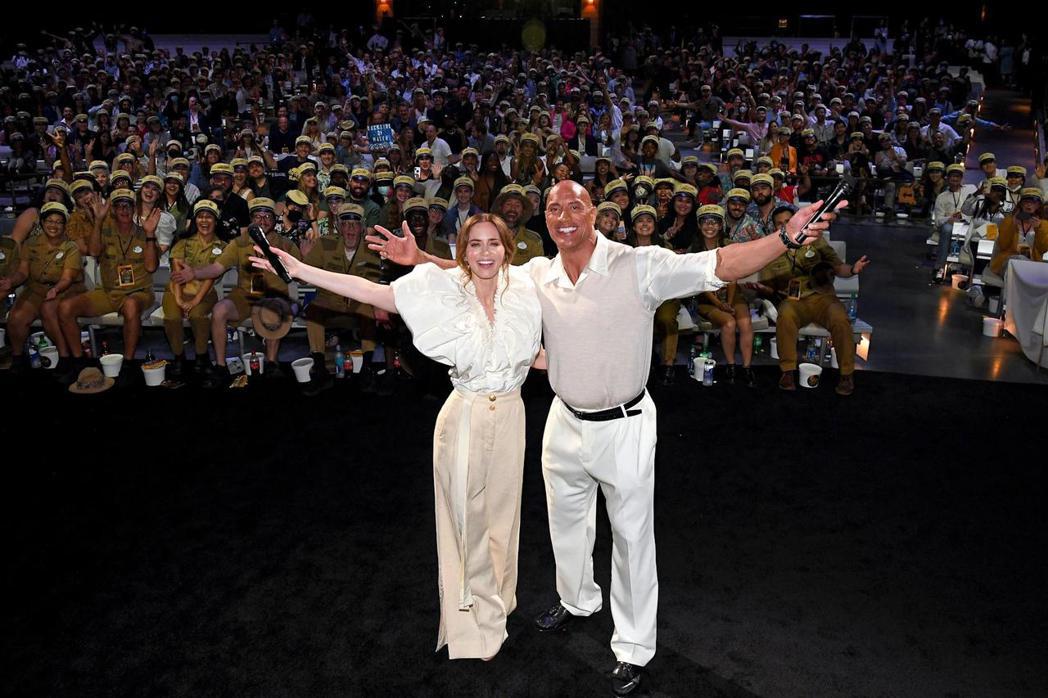 巨石強森(右)、艾蜜莉布朗特出席「叢林奇航」首映會，與全場粉絲相見歡。圖／迪士尼...