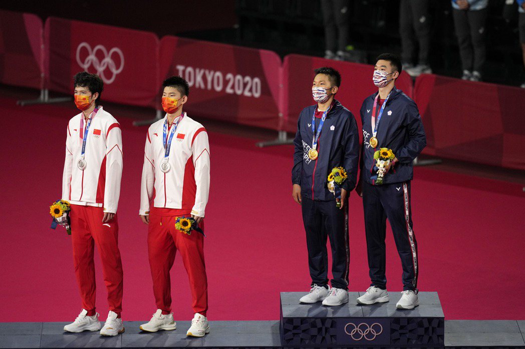 王齊麟、李洋在東京奧運羽球男雙決賽，打敗中國大陸雙塔劉雨辰與李俊慧，獲得金牌。 ...