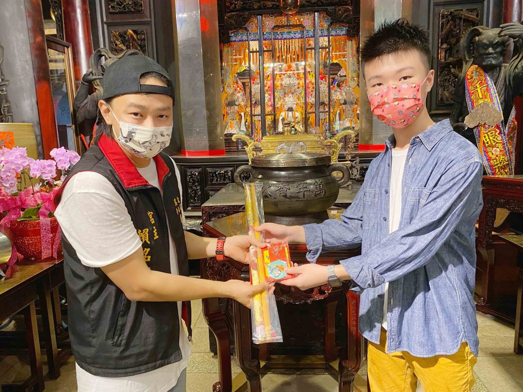 賴銘偉(左)邀請15歲的天才小導演王則倫合作。圖／星光娛樂提供