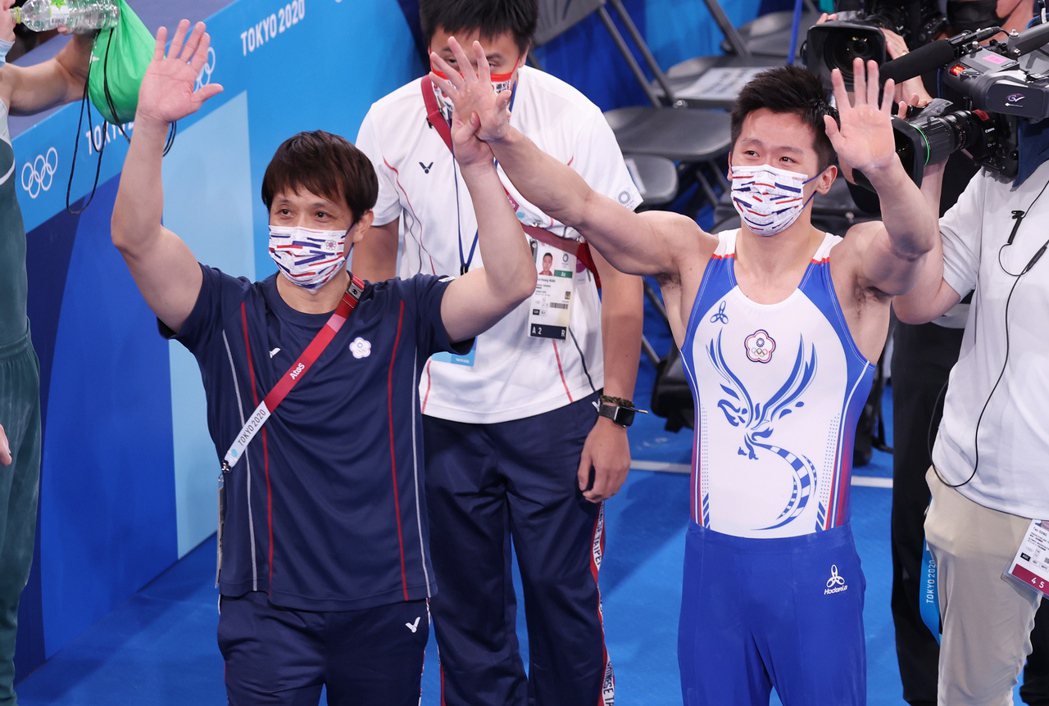 李智凱（右）在東京奧運鞍馬決拿下台灣體操史上第一面獎牌，與教練林育信（左）一同舉...
