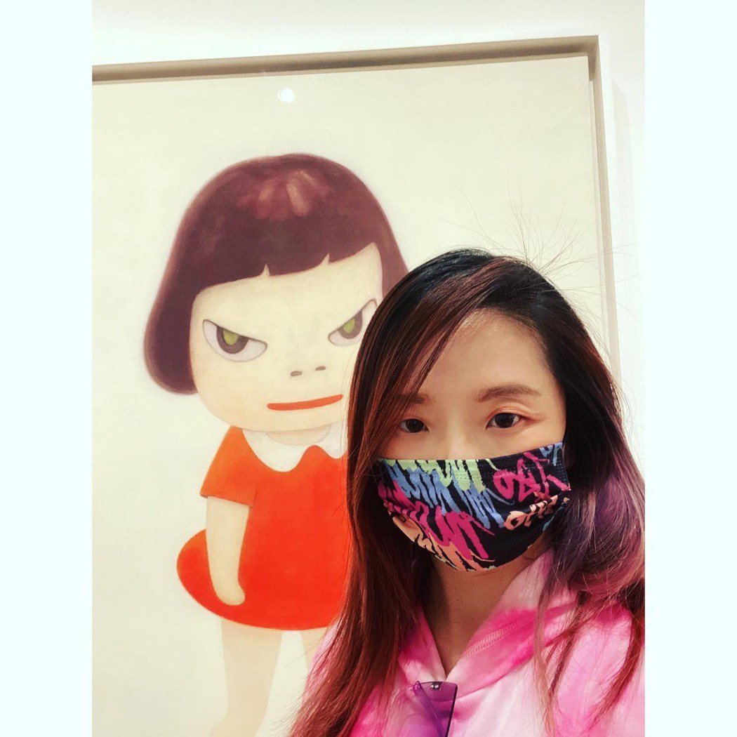 陶子最近創作了多款口罩，也自己戴在臉上。圖／陶子提供