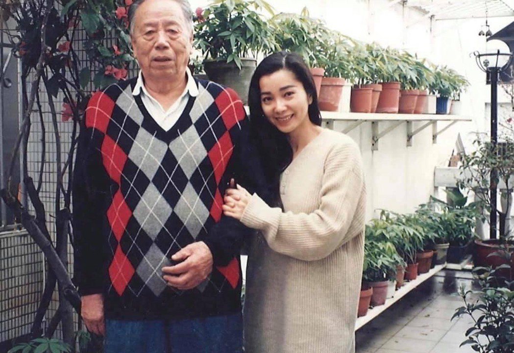 陳美鳳曬年輕時與爸爸的合影表達思念。圖／摘自臉書
