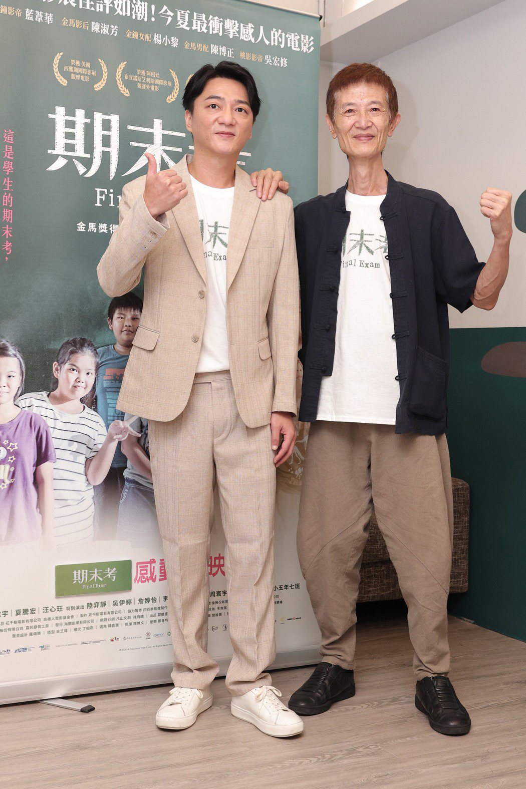 藍葦華(左)、陳博正在「期末考」分別演出老師、校長，有不少對手戲。記者李政龍攝