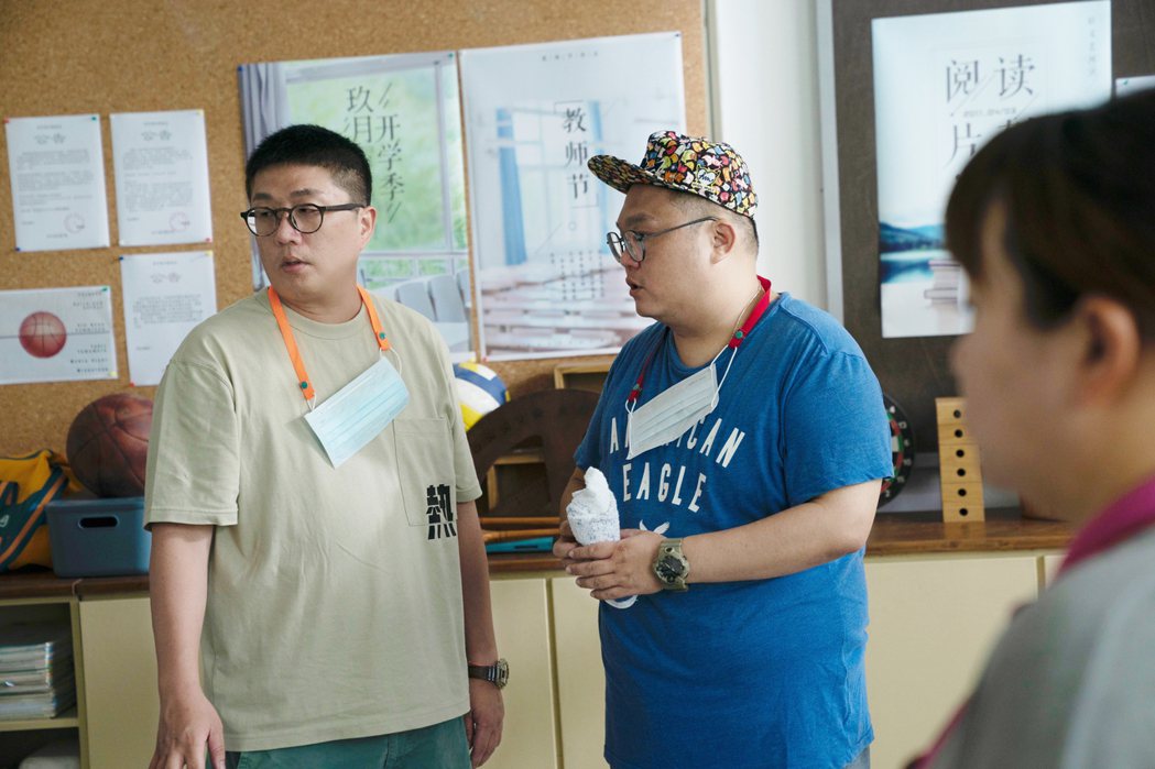 導演林孝謙（右）與編劇呂安弦（左）再次合作拍MV。圖／好時光娛樂提供