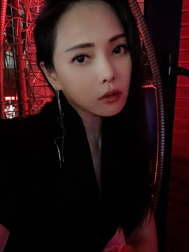 伊能靜PO近照，網友猜疑她有割眼袋。 圖／擷自weibo。