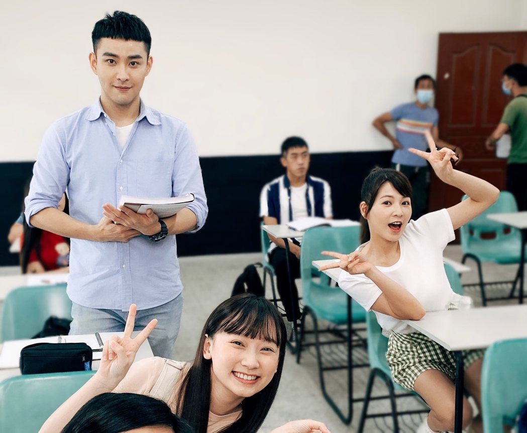 潘柏希(左起)、吳鈺萱、謝京穎在「黃金歲月」中演出醫學院同學。圖／民視提供