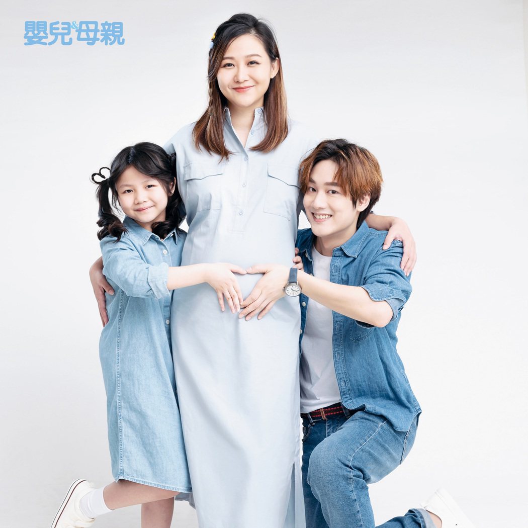 「那對夫妻」Kim、Nico帶女兒妮妮拍攝雜誌封面，珍惜「3+1」的幸福。圖／嬰...