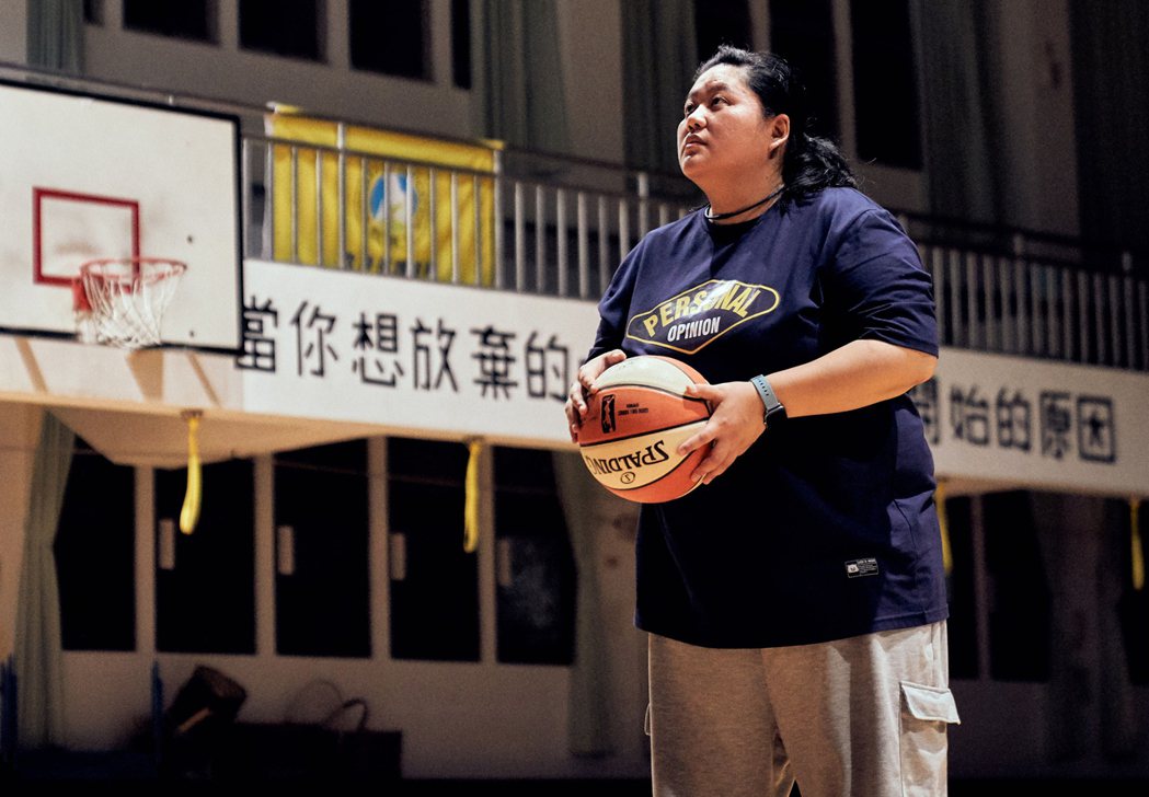 蔡嘉茵在「女孩上場」中飾演籃球隊教練。圖／客家電視提供