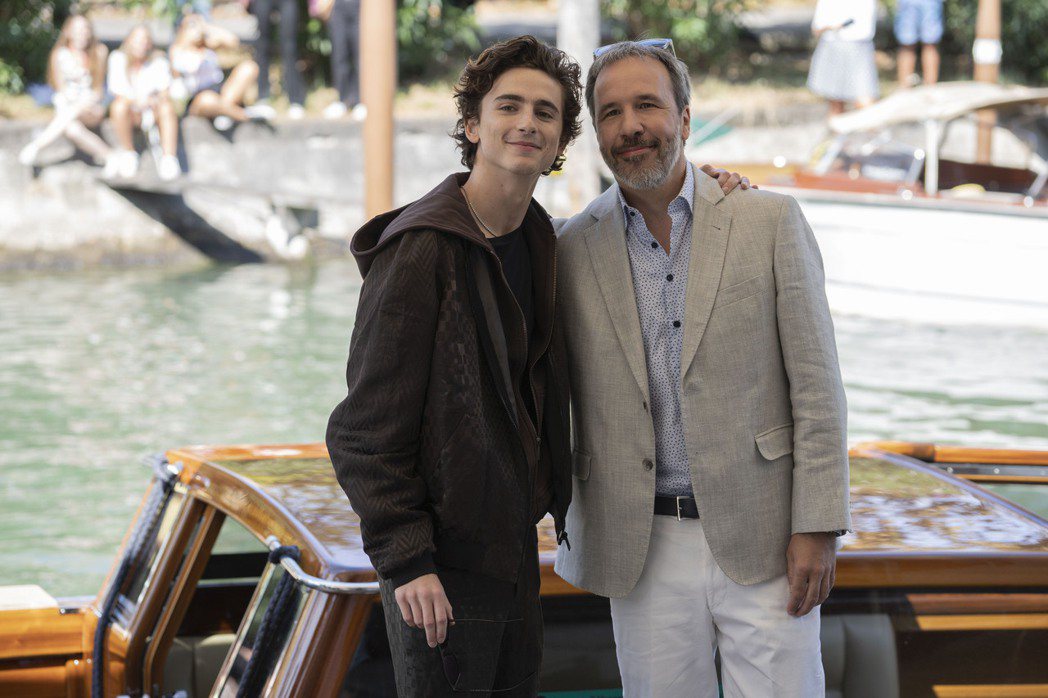 「甜茶」提摩西查勒梅(左)與導演丹尼維勒納夫出席「沙丘」在威尼斯影展舉辦的首映會...