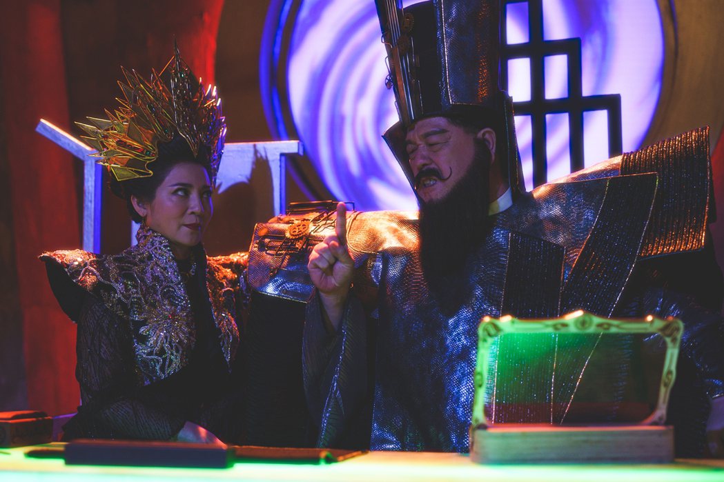 王彩樺（左）在「孟婆客棧」中與羅北安搭檔演出「閻羅王夫婦」。圖／公視台語台提供