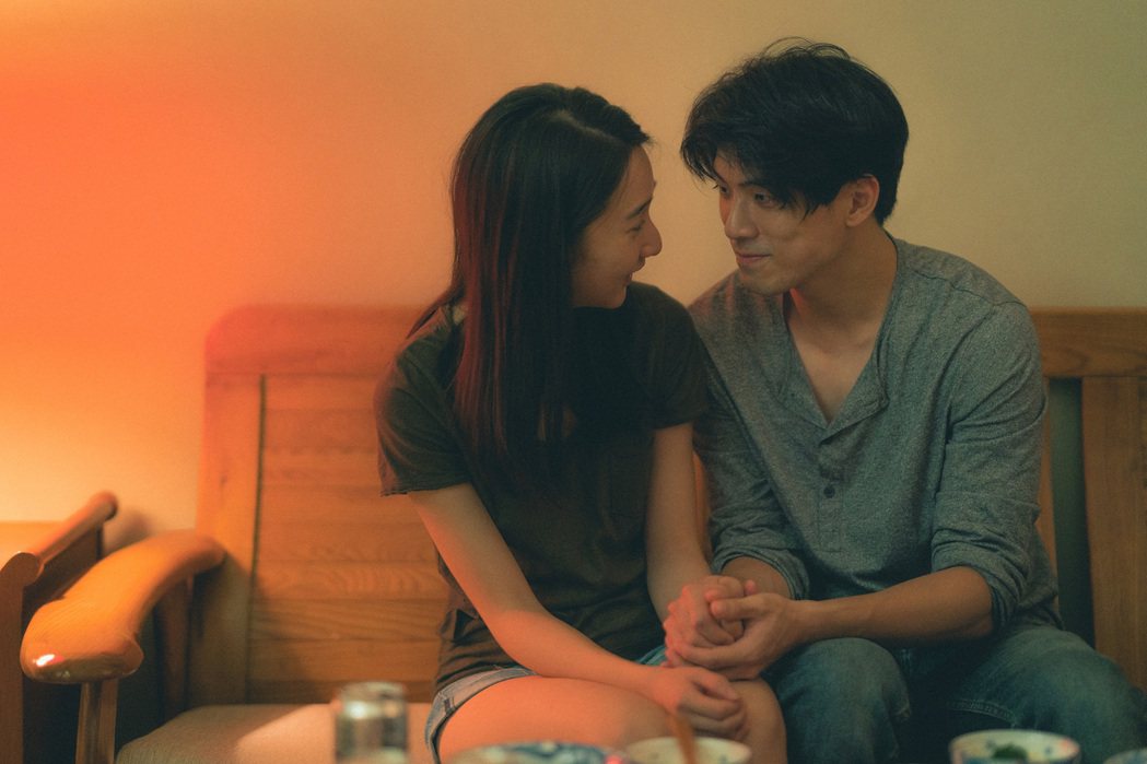 李沐（左）與林哲熹（右）在電影中甜蜜相愛。但預告中卻透露似有隱情。圖／電影「青春...