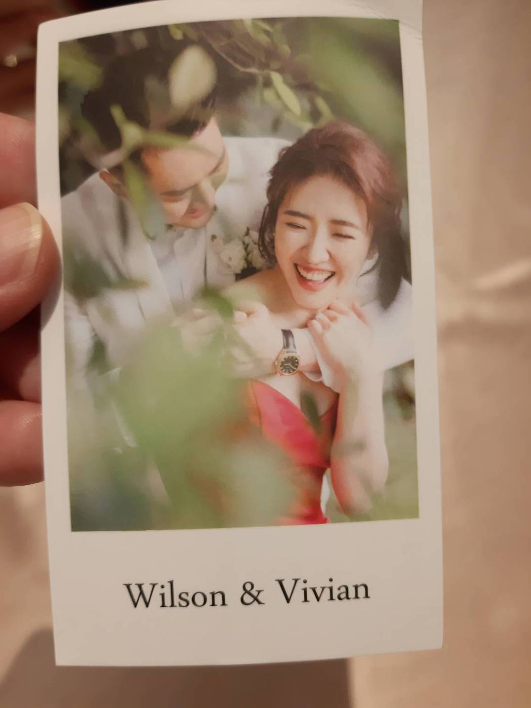 Vivian（左）和老公Wilson的婚禮小卡。記者林怡秀／攝影