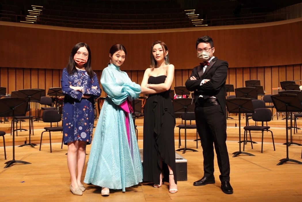 閻奕格（右2）受狂美交響管樂團邀請，演出宮崎駿「天空之城」主題曲。圖／華研國際提