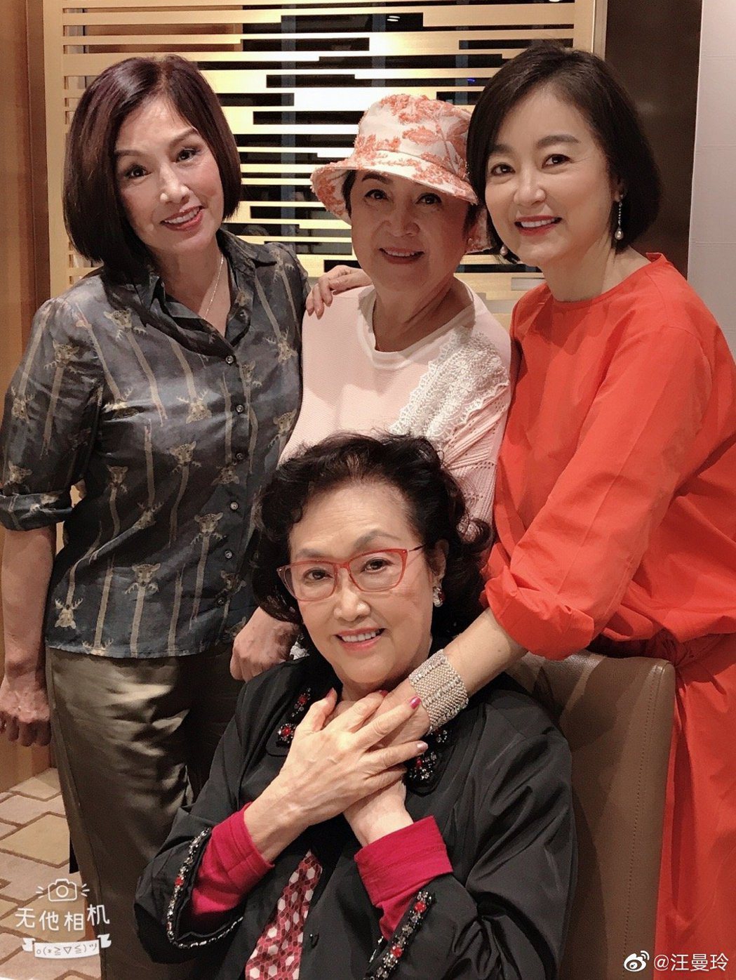 林青霞（後排右起）、甄珍、姚煒曾在7月時，在香港為資深影星葛蘭慶生。圖／摘自微博